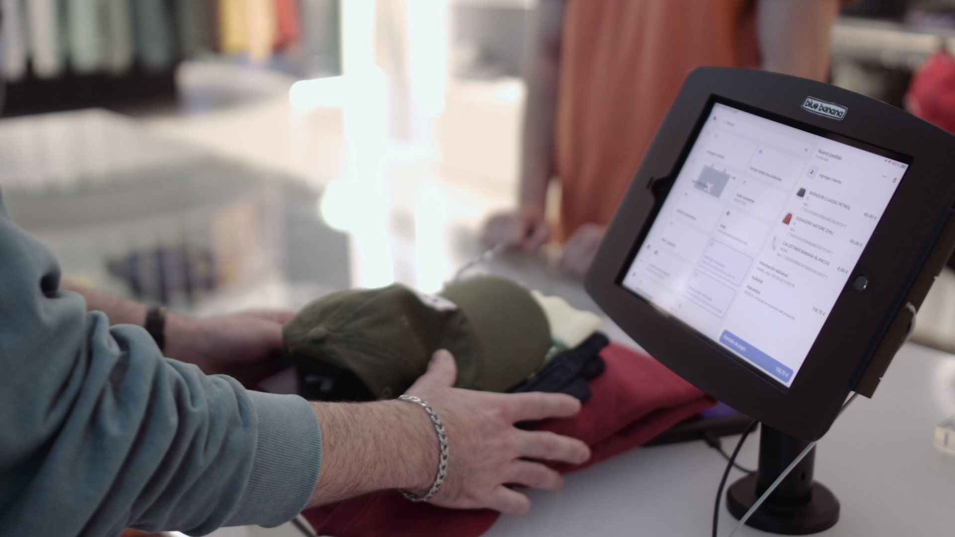 Accesorios reutilizables y desacoplo eficiente en caja